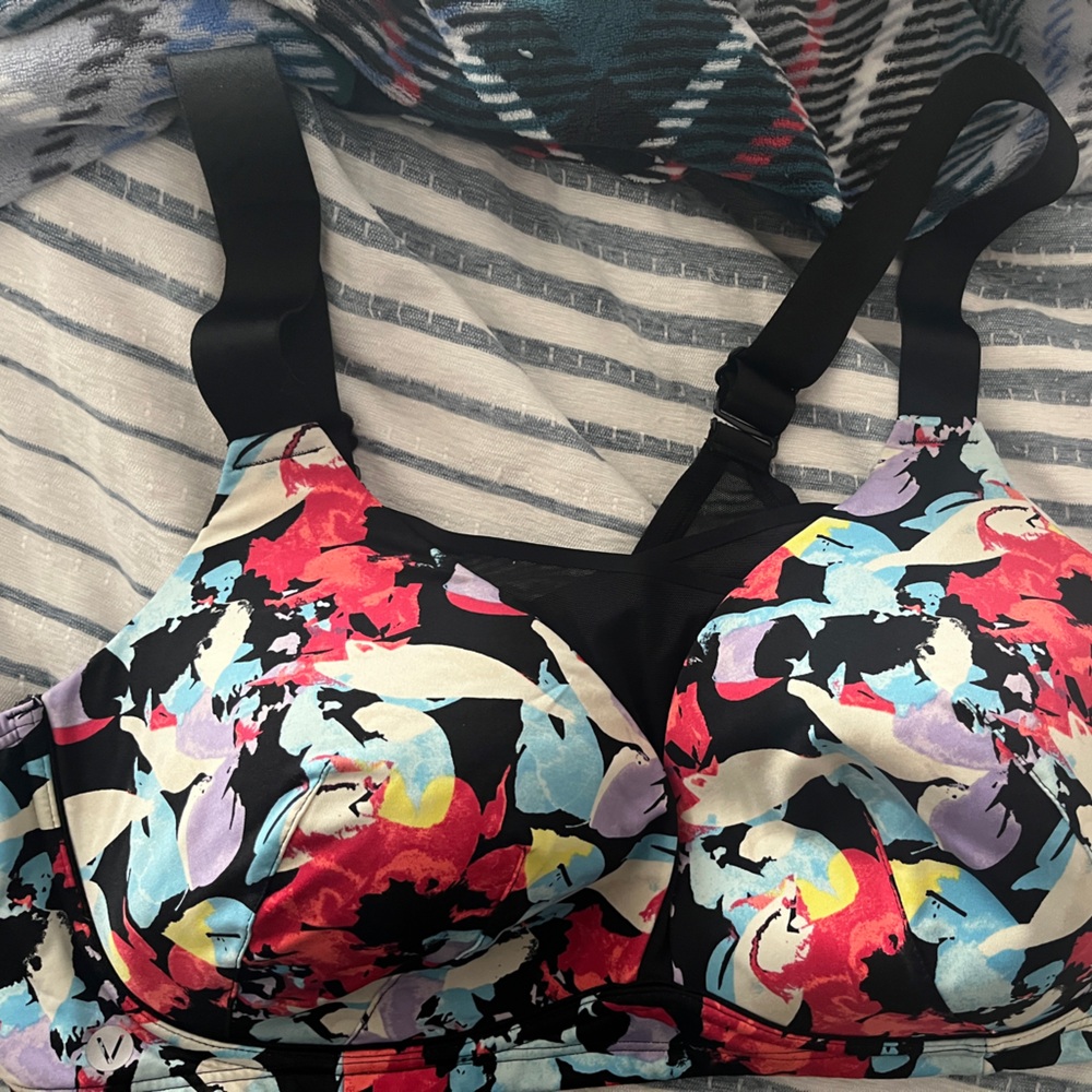 Lane Bryant LIVI Black floral sports Bra high impact 44DD worn one time wireless